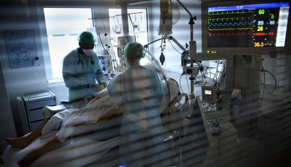La variante Omicron ha causado y está causando hospitalizaciones en muchos países. La variante Omicron ha causado y está causando hospitalizaciones en muchos países.