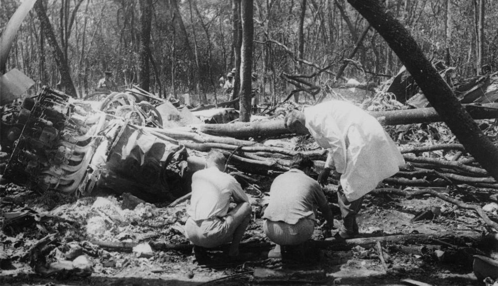Funcionarios buscan entre los escombros después de que el avión que transportaba a Dag Hammarskjold se estrellara en Rhodesia del Norte.