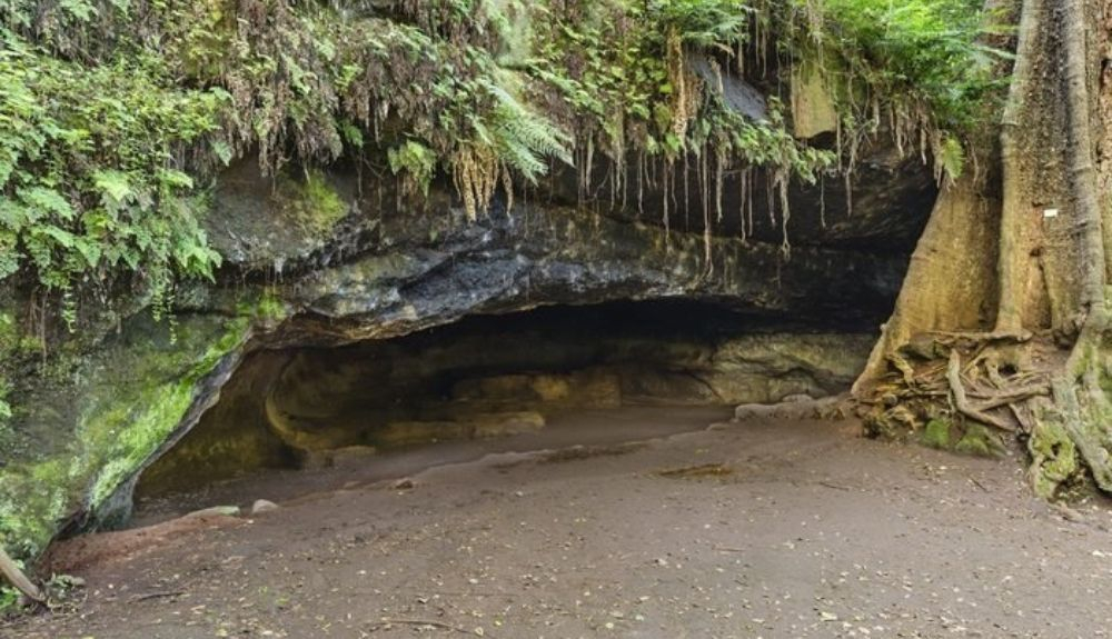 Cueva de Kenia donde se encontraron los objetos humanos. Cueva de Kenia donde se encontraron los objetos humanos.