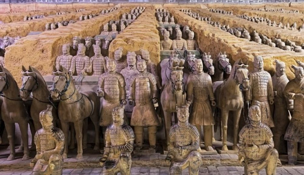 Guerreros de terracota hallados en 1974 en China. Guerreros de terracota hallados en 1974 en China.