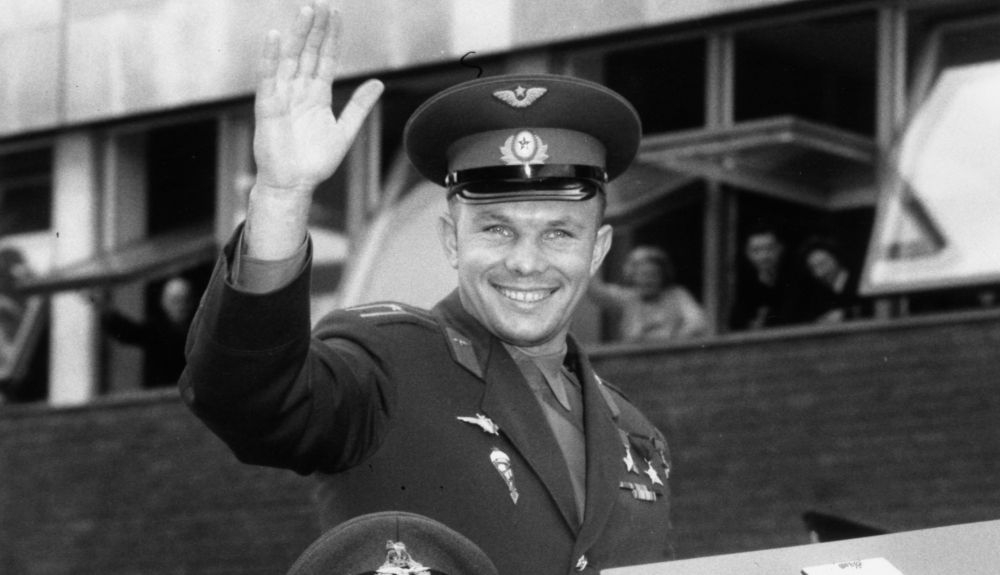 Yuri Gagarin, el primer hombre en viajar al espacio, fue un arma de propaganda para la Unión Soviética. Yuri Gagarin, el primer hombre en viajar al espacio, fue un arma de propaganda para la Unión Soviética.