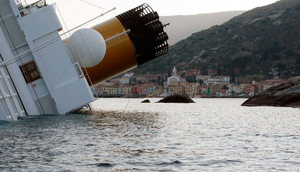 El Costa Concordia se inclina sobre un costado tras encallar, el 14 de enero de 2012 El Costa Concordia se inclina sobre un costado tras encallar, el 14 de enero de 2012