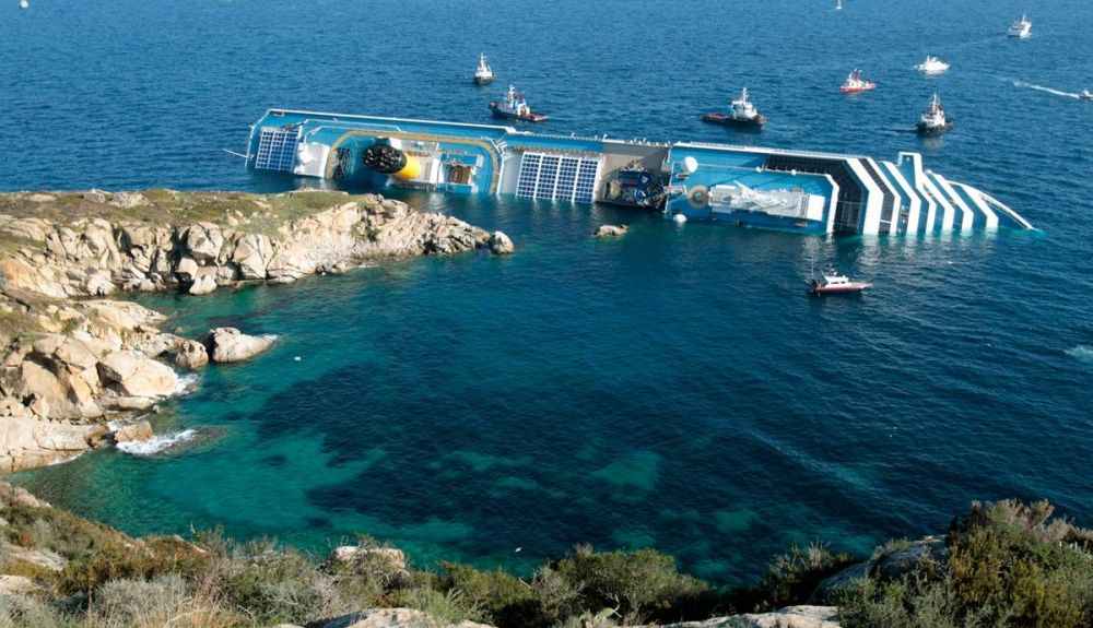 El Costa Concordia, rodeado de embarcaciones menores. El Costa Concordia, rodeado de embarcaciones menores.