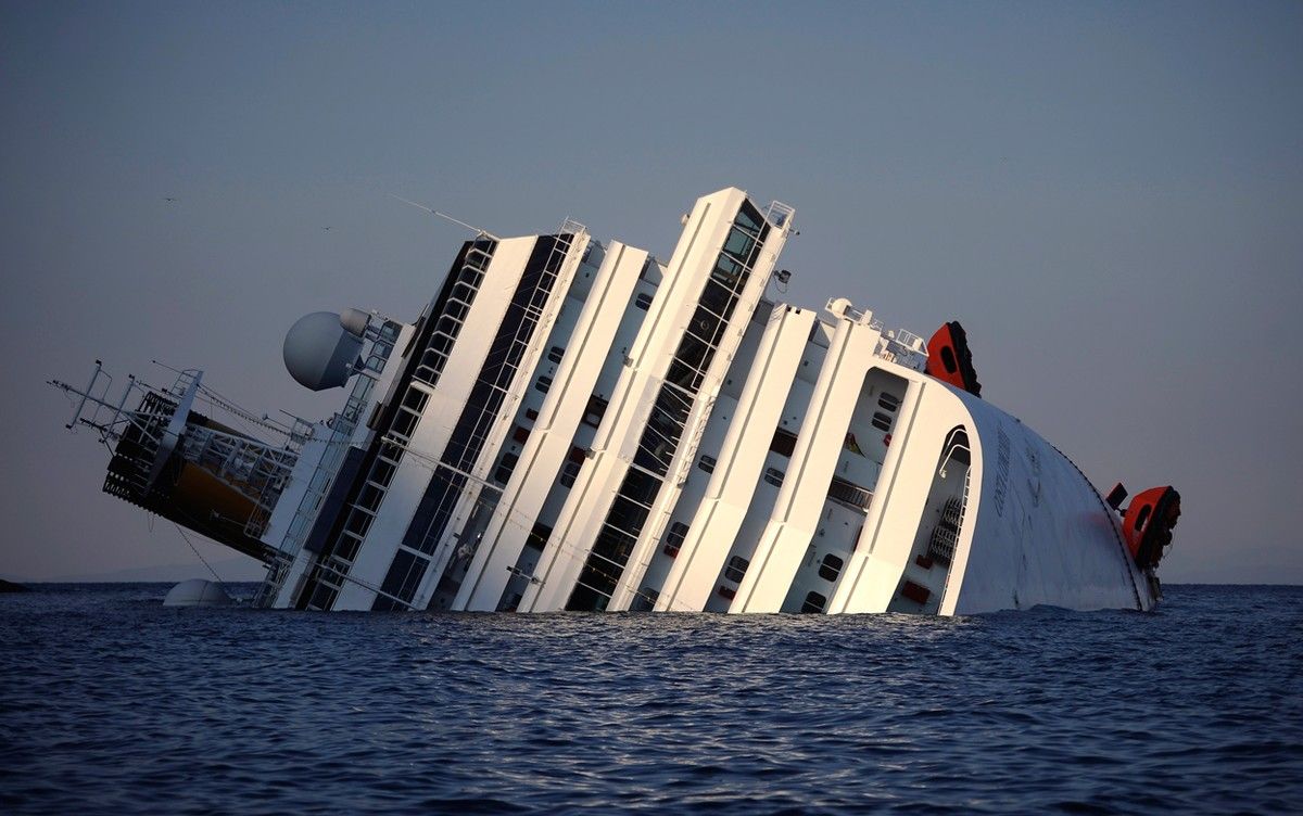 Vista del Costa Concordia tomada el 14 de enero de 2012, después de que el crucero encallara.