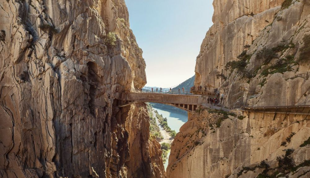 El Caminito del Rey se construyó en 1905 para acceder a una central hidroeléctrica. El Caminito del Rey se construyó en 1905 para acceder a una central hidroeléctrica.