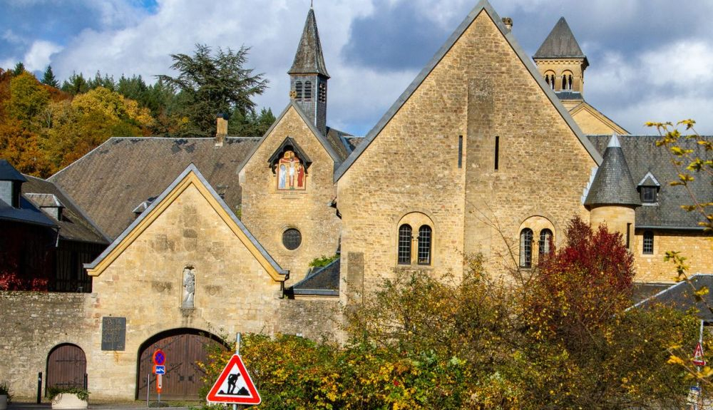 La abadía de Nuestra Señora de Orval, de 1132, que elabora la cerveza Orval. La abadía de Nuestra Señora de Orval, de 1132, que elabora la cerveza Orval.