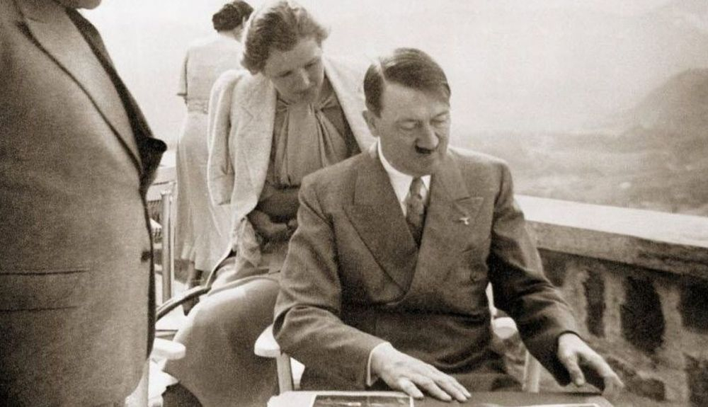 Ell a se convirtió en una experta relaciones públicas del tercer Reich. Ell a se convirtió en una experta relaciones públicas del tercer Reich.