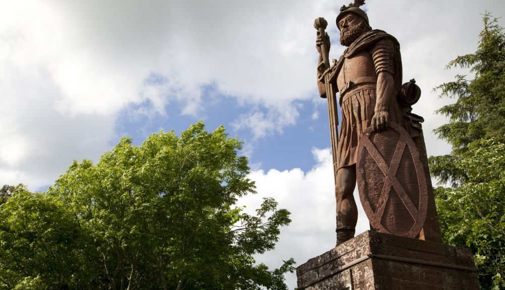 Dryburgh fue la primera ciudad en erigir un monumento en honor a William Wallace, en 1814