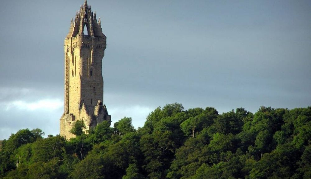 El Monumento a Wallace en Escocia marca el lugar donde William Wallace derrotó a los ingleses en la Batalla de Stirling. El Monumento a Wallace en Escocia marca el lugar donde William Wallace derrotó a los ingleses en la Batalla de Stirling.