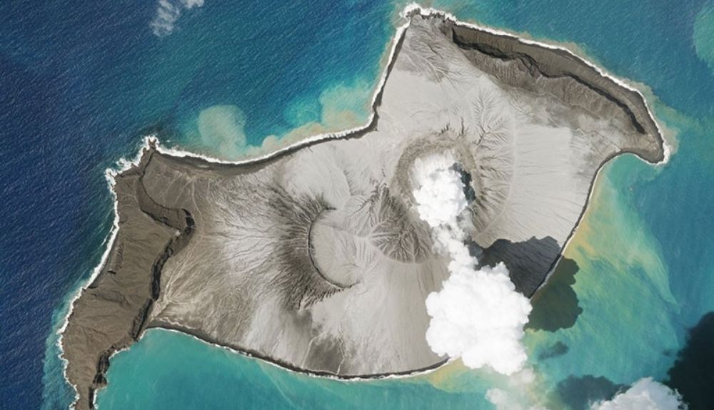 La isla volcánica Hunga Tonga Hunga Haʻapai tal como apareció antes de la erupción masiva del 15 de enero.