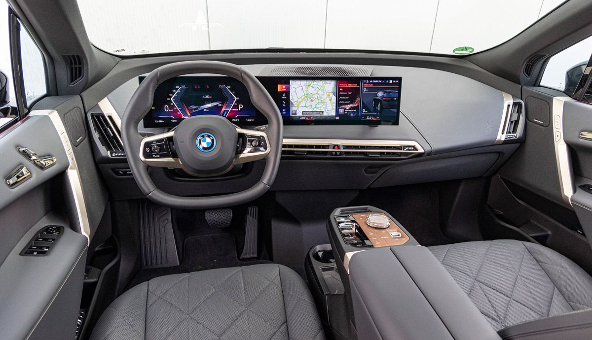 Interior del BMW iX xDrive50.
