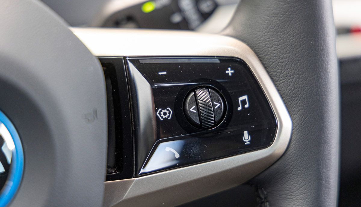 Interior del BMW iX xDrive50.