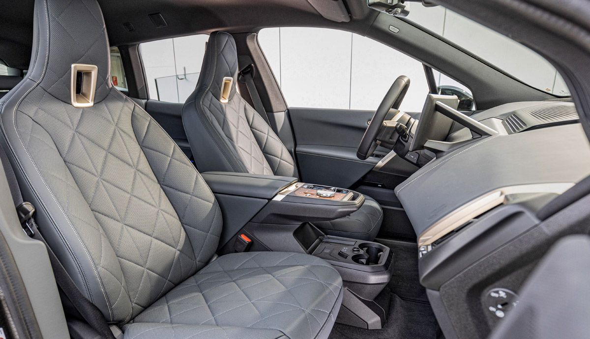 Interior del BMW iX xDrive50.