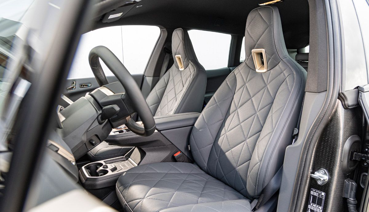 Interior del BMW iX xDrive50.