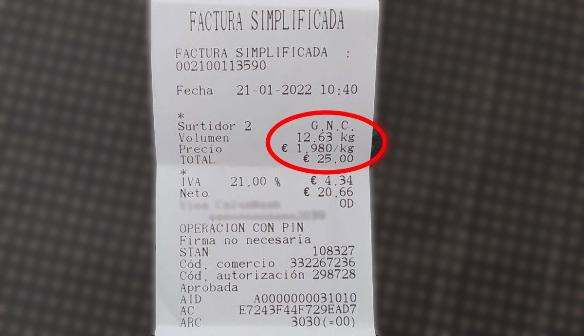 Ticket de pago al repostar GNC en una gasinera de Madrid. Foto: Adrián Lois.