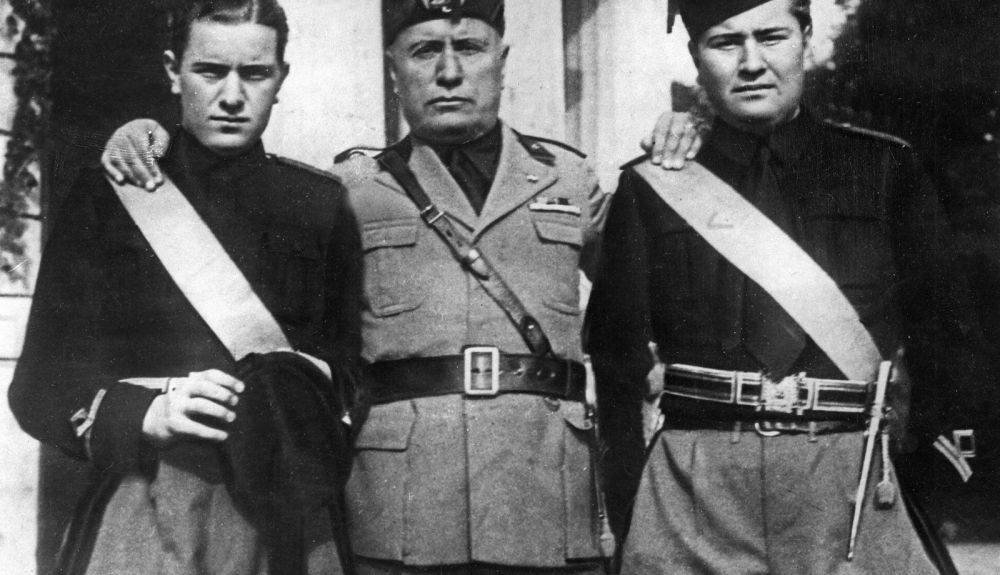 Mussolini fue arrestado y encarcelado varias veces por fomentar la violencia. Mussolini fue arrestado y encarcelado varias veces por fomentar la violencia.