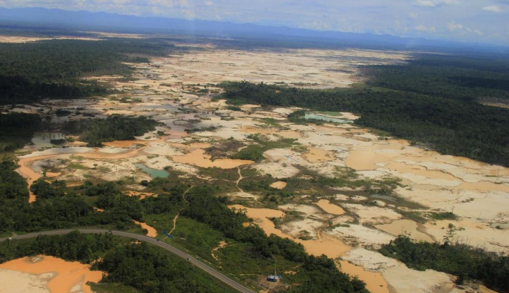 Deforestación por minería de oro en Madre de Dios. Deforestación por minería de oro en Madre de Dios.