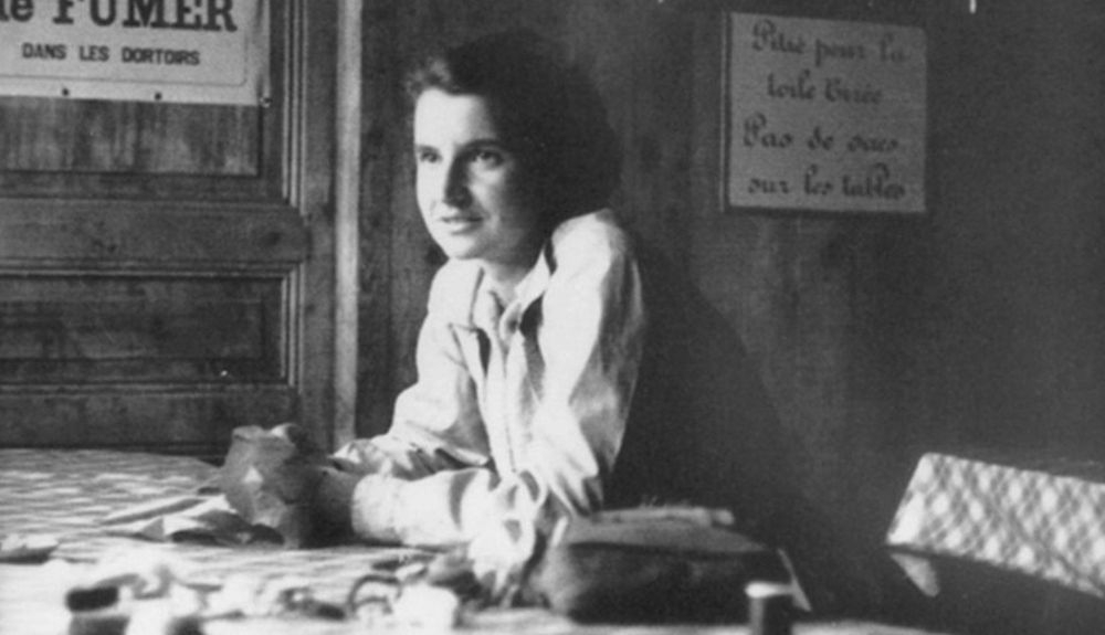 Rosalin Franklin  hizo descubrimientos críticos sobre la estructura de los virus de ARN, incluido el microbio que causa la poliomielitis.