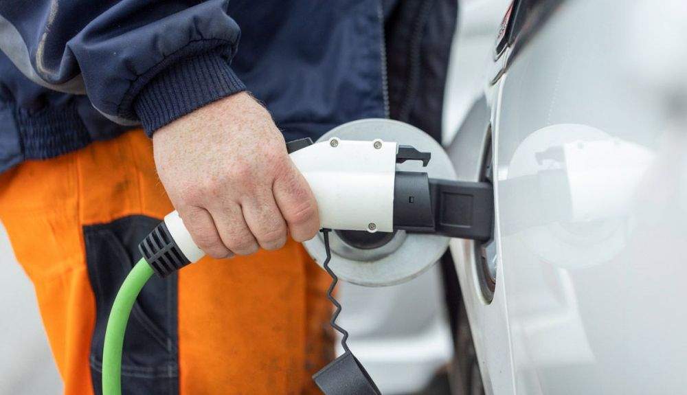 Estos fueron los coches eléctricos que más visitaron el taller en 2021 según Solera Autodata. Foto: iStock.