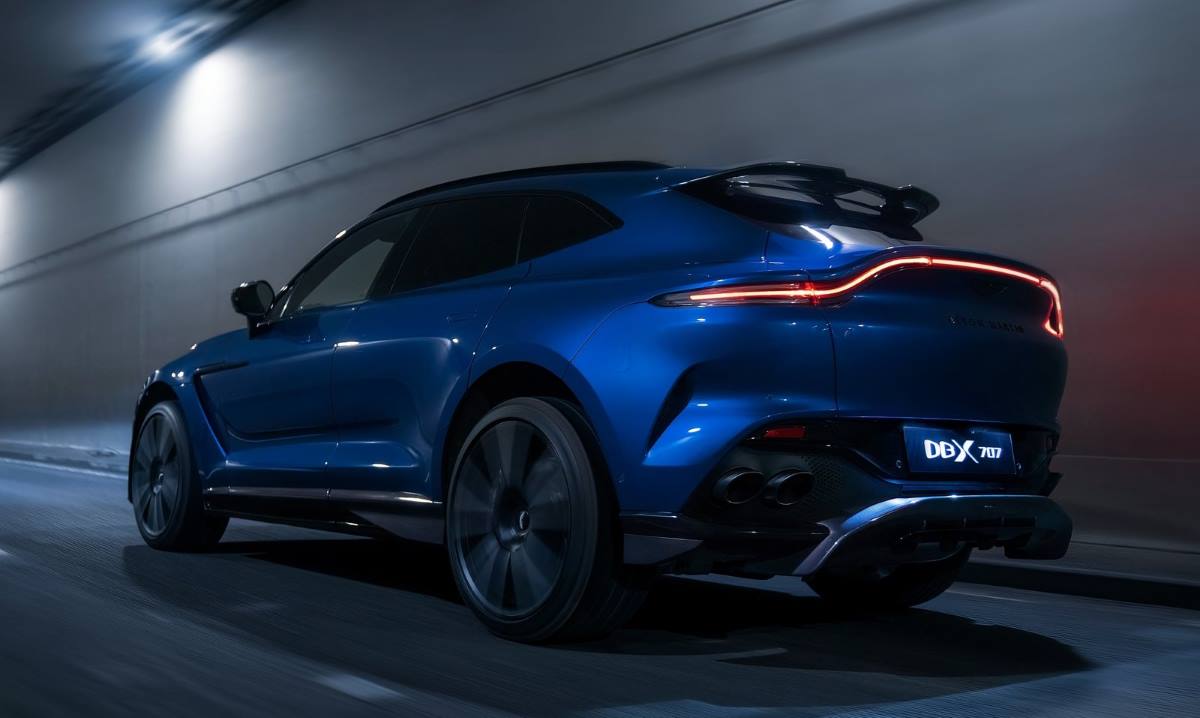 Aston Martin DBX707 11