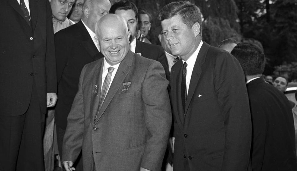 El primer ministro soviético Nikita Khrushchev camina con el presidente estadounidense John F. Kennedy en Viena El primer ministro soviético Nikita Khrushchev camina con el presidente estadounidense John F. Kennedy en Viena