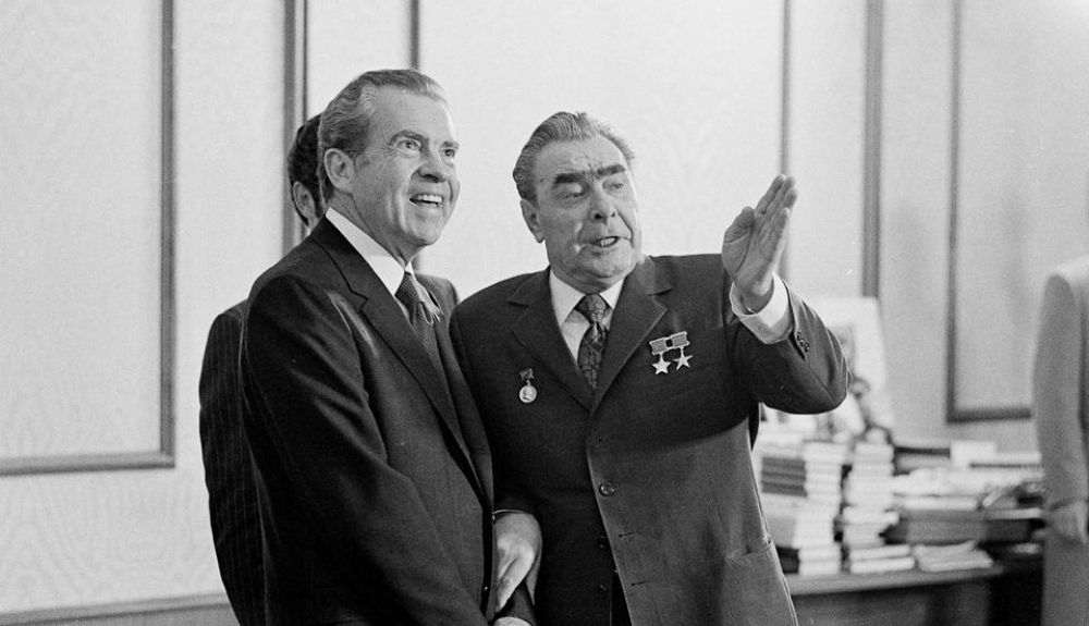El líder del Partido Comunista Soviético, Leonid Brezhnev, a la derecha, conversando con el presidente Richard Nixon El líder del Partido Comunista Soviético, Leonid Brezhnev, a la derecha, conversando con el presidente Richard Nixon