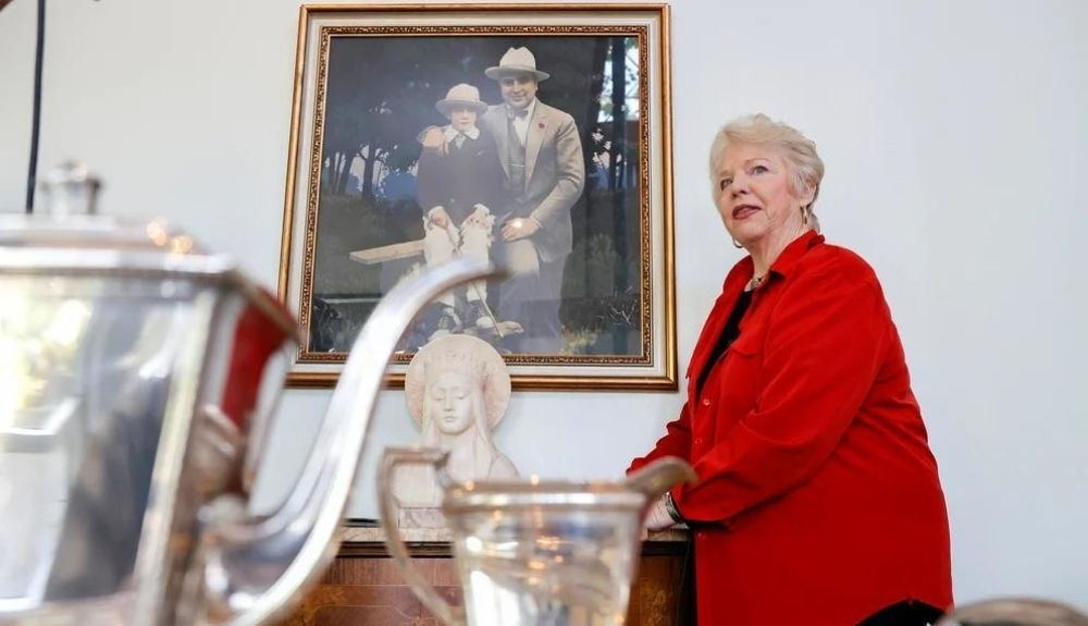 Diane Capone, nieta del mafioso, junto a un cuadro en el que aparece su abuelo junto a su padre. Diane Capone, nieta del mafioso, junto a un cuadro en el que aparece su abuelo junto a su padre.