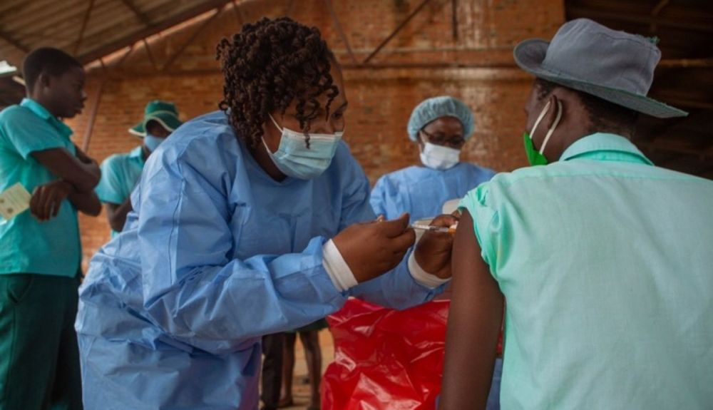 Un adolescente recibe la vacuna contra la Covid 19 en Chinhoyi, Zimbabue, en diciembre. Un adolescente recibe la vacuna contra la Covid 19 en Chinhoyi, Zimbabue, en diciembre.