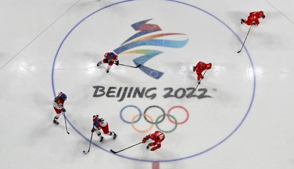 El hockey sobre hielo es uno de los deportes que se benefician de los refrigerantes de dióxido de carbono relativamente respetuosos con el medio ambiente. El hockey sobre hielo es uno de los deportes que se benefician de los refrigerantes de dióxido de carbono relativamente respetuosos con el medio ambiente.