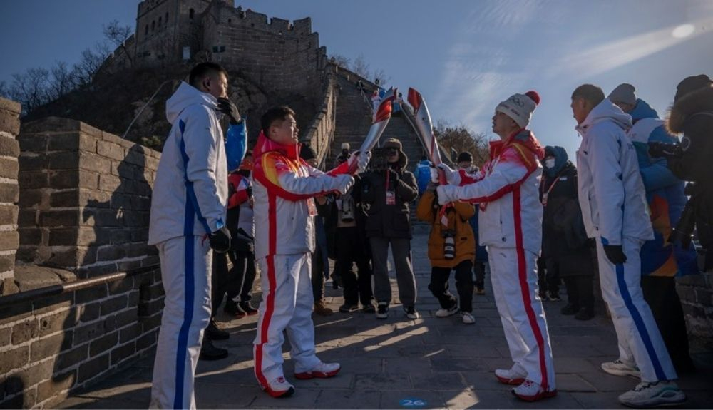 Los portadores de la antorcha pasan la Llama Olímpica en la Gran Muralla China. Los portadores de la antorcha pasan la Llama Olímpica en la Gran Muralla China.