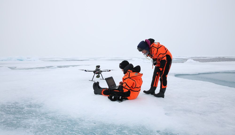 Miembros de la expedición trabajando en el hielo del Ártico. Miembros de la expedición trabajando en el hielo del Ártico.