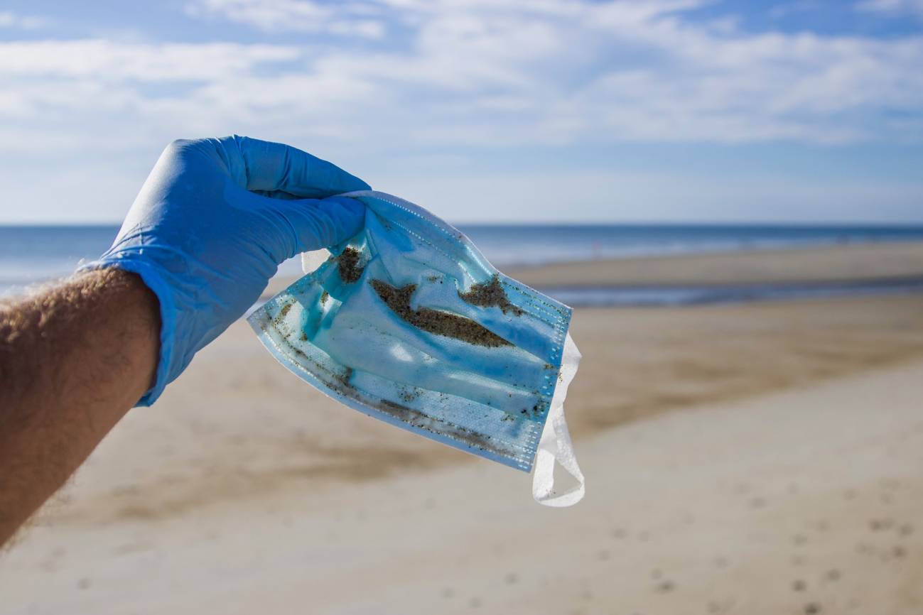 Mascarilla recogida en la playa. Se ha demostrado que este producto puede dejar su correspondiente huella química en sistemas acuáticos.