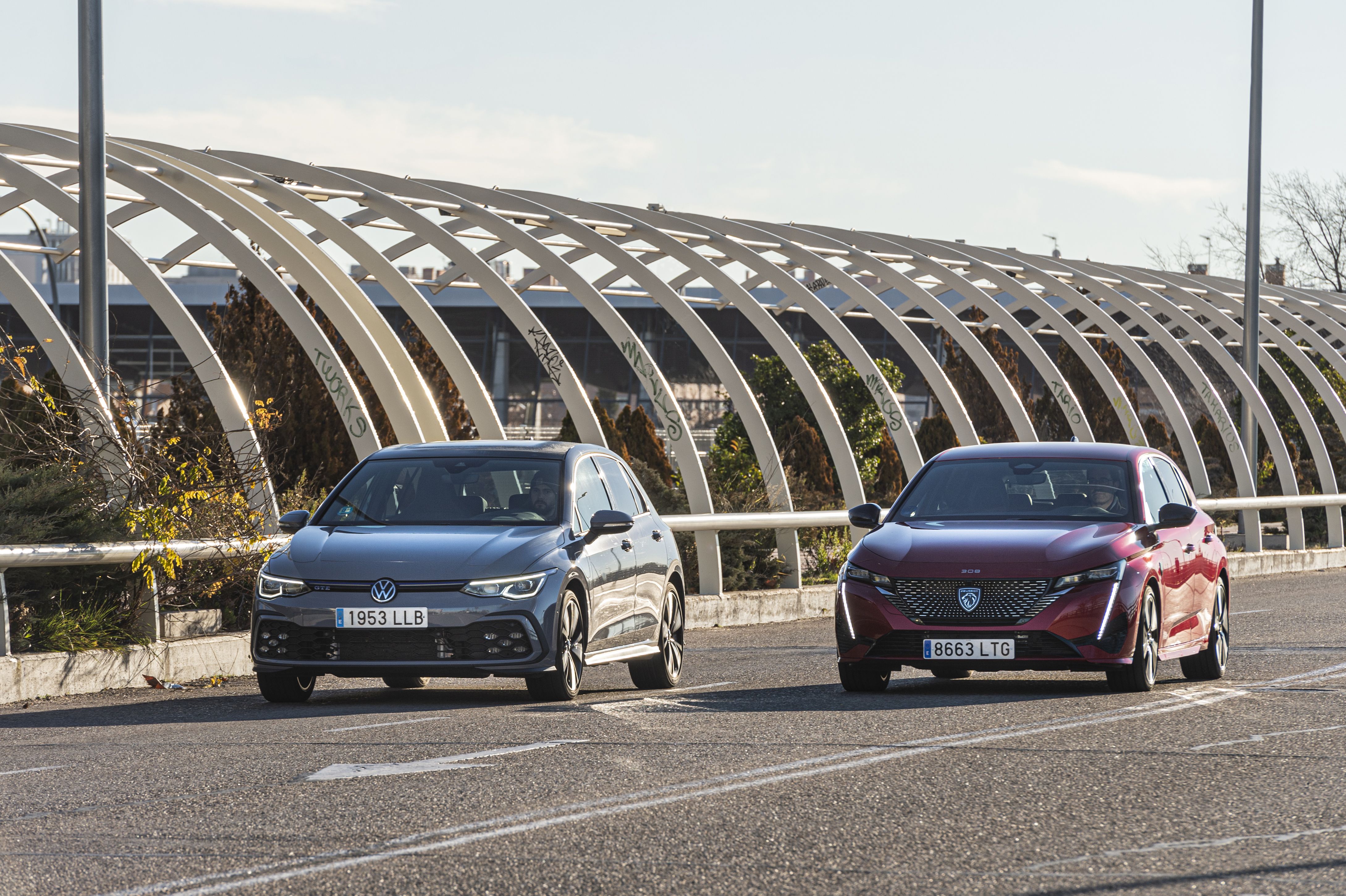 Peugeot 308 hybrid vs Volkswagen Golf GTE