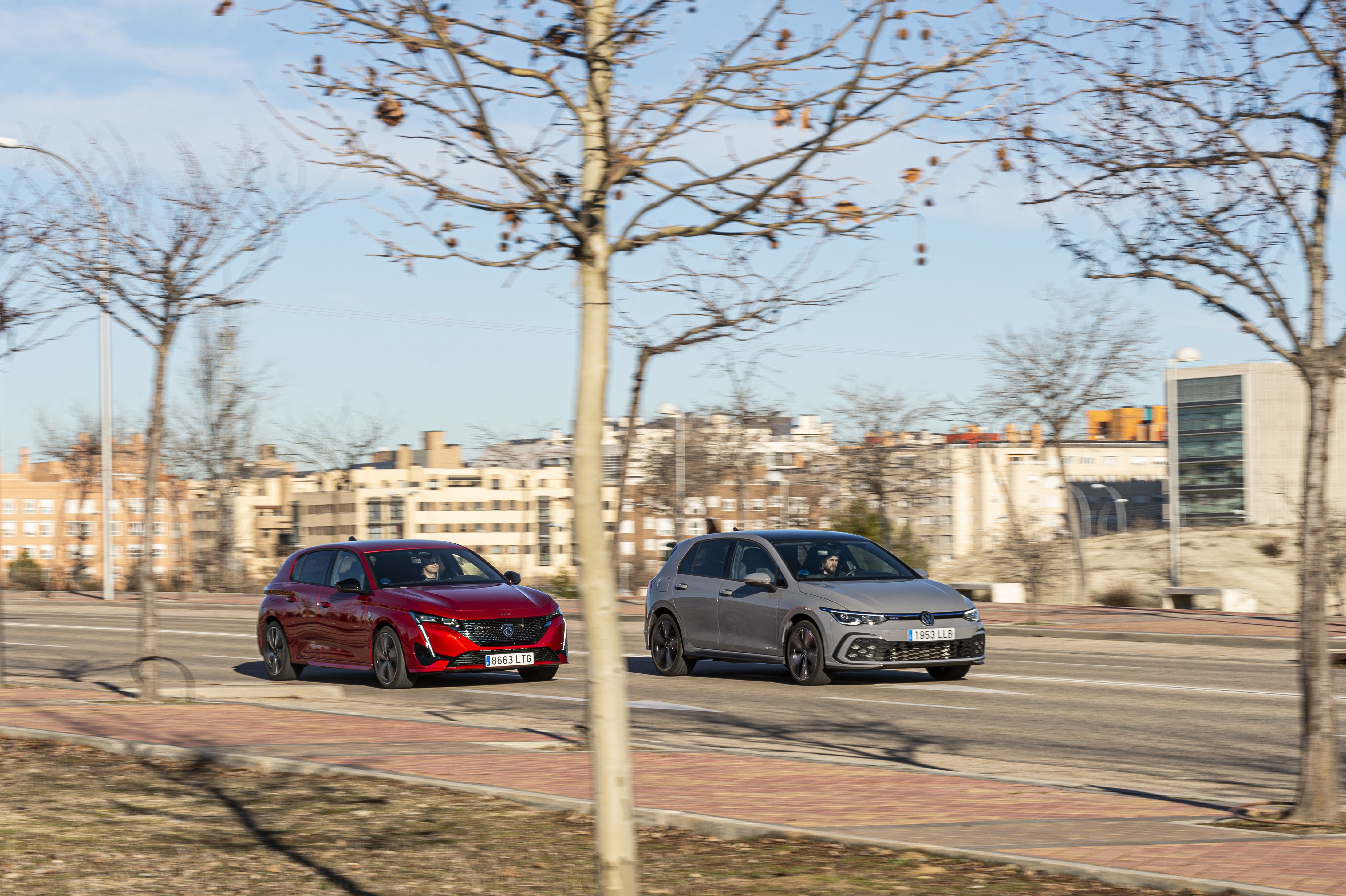 Peugeot 308 hybrid vs Volkswagen Golf GTE