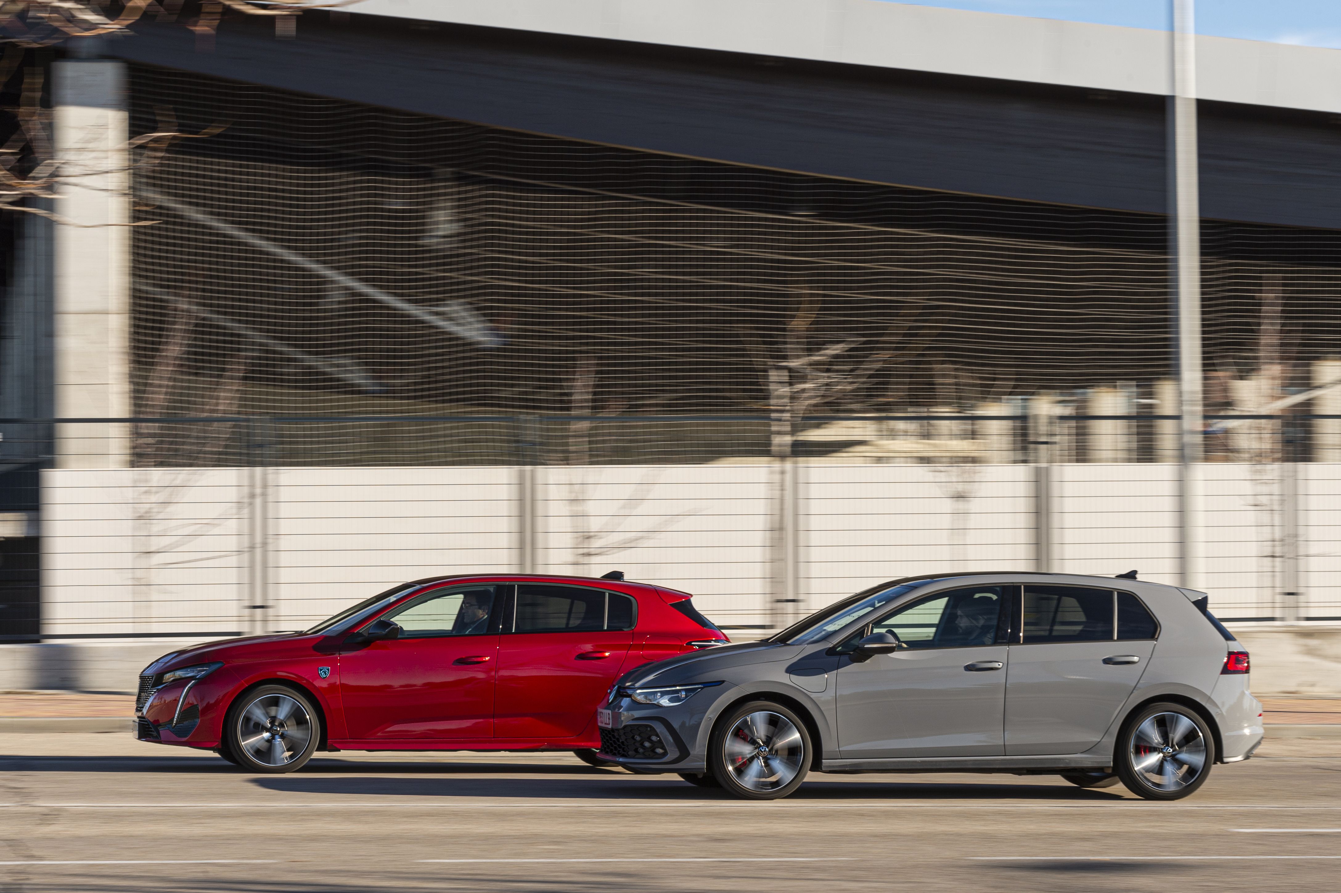 Peugeot 308 hybrid vs Volkswagen Golf GTE