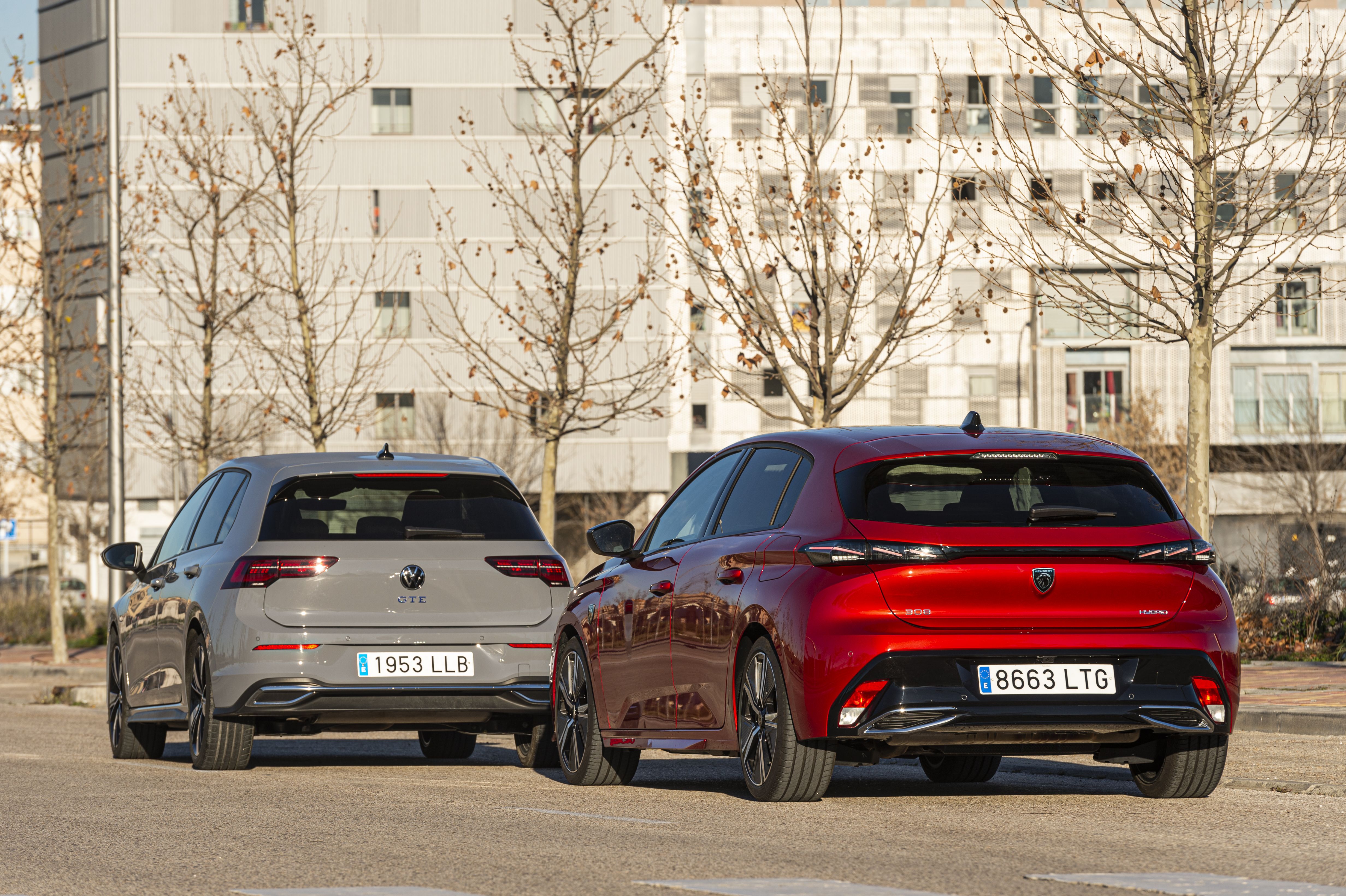 Peugeot 308 hybrid vs Volkswagen Golf GTE