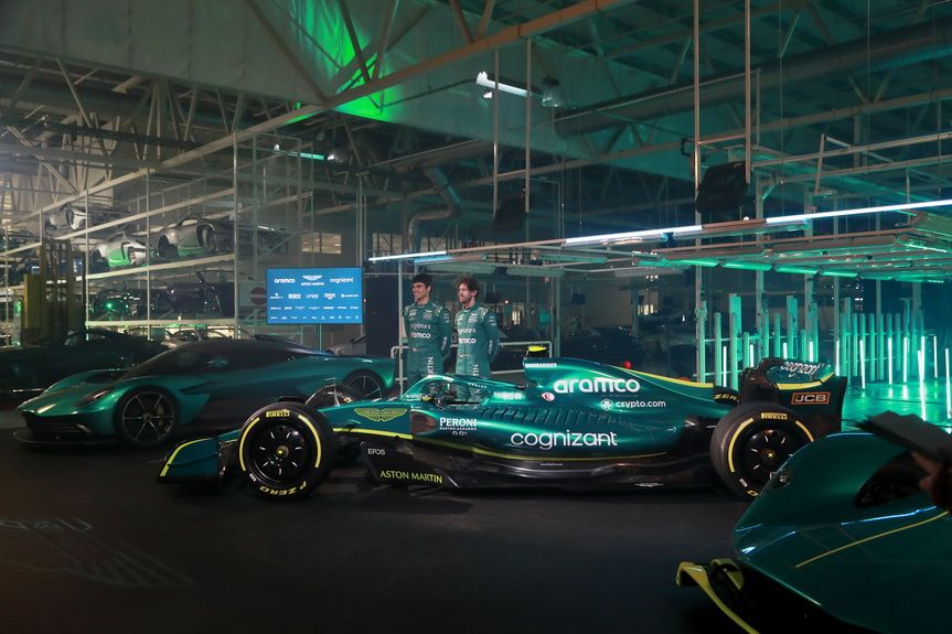 El Aston Martin AMR22 en su presentación junto a los pilotos Vettel y Stroll