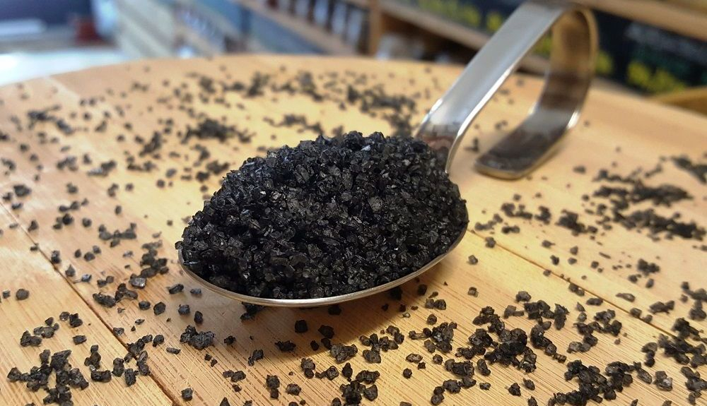 La sal negra debe su color a su contenido en carbono activado. La sal negra debe su color a su contenido en carbono activado.