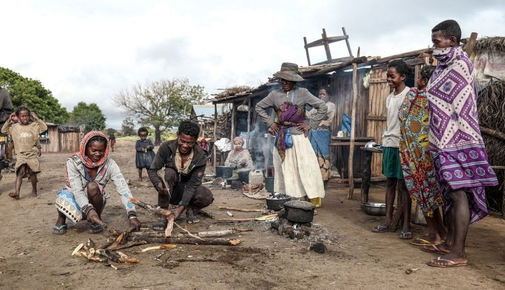 Unos comerciantes cortan leña en un mercado en Ambovombe, en Madagascar. Unos comerciantes cortan leña en un mercado en Ambovombe, en Madagascar.