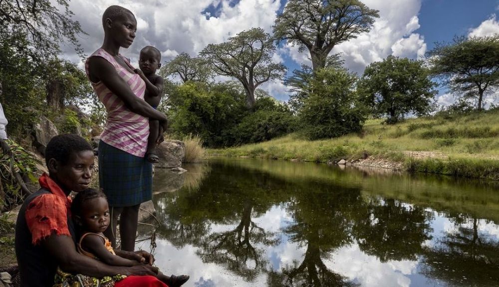Mujeres se reúnen en el río en Mucheni, Zimbabue, uno de los países que recibirán ayuda de la ONU.