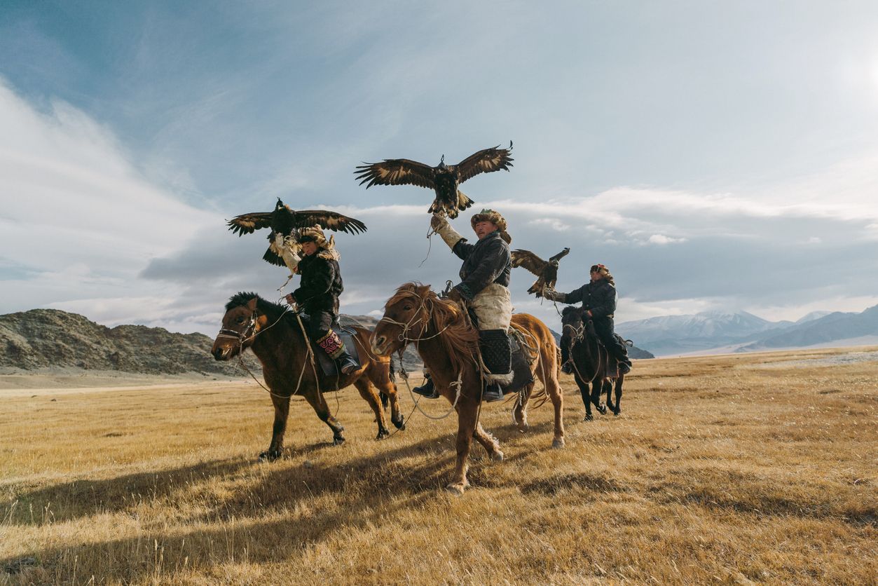 Retrato de un grupo de cazadores de águilas en Mongolia.