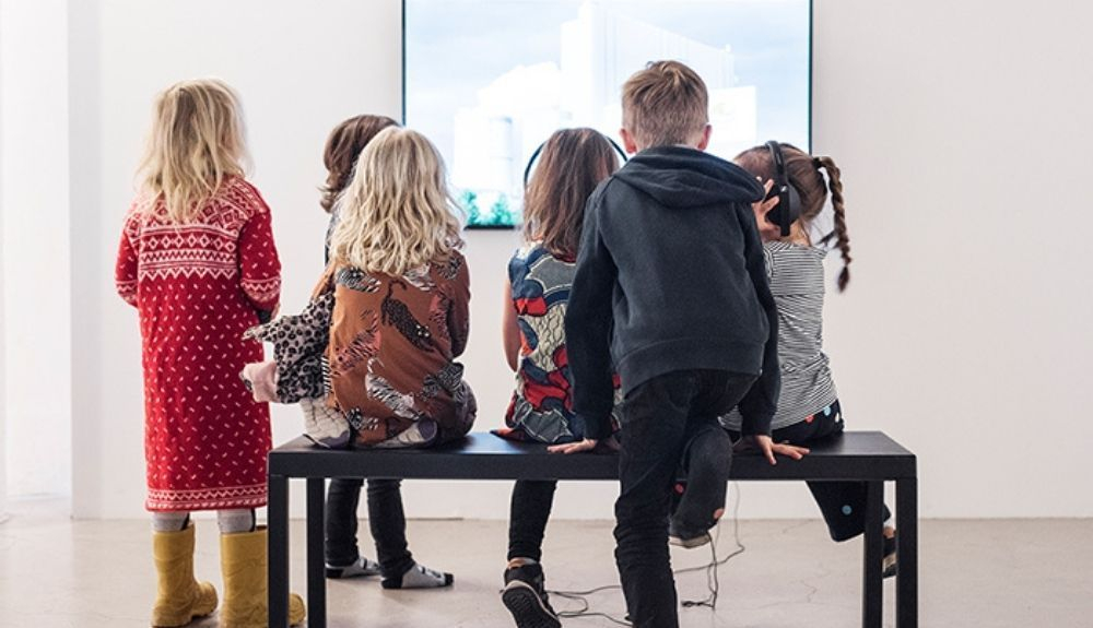 Niños, en una de las salas del Röda Sten Konsthall. Niños, en una de las salas del Röda Sten Konsthall.