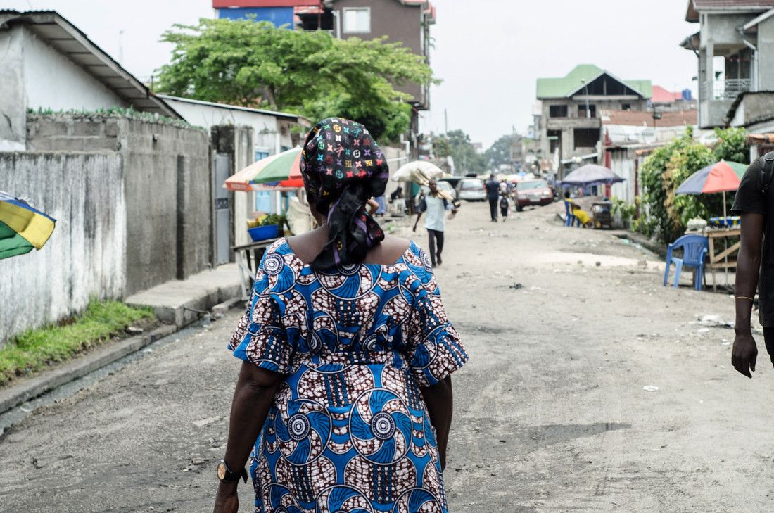 Una mujer en Kinsasa, República Democrática del Congo. África necesita la exención de la propiedad intelectual de la vacuna contra la Covid 19.