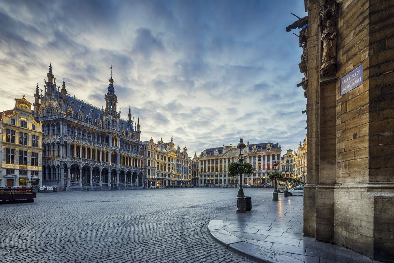 La Grand Place es la plaza central de Bruselas. Las estructuras construidas datan de entre los siglos XV y XVII.