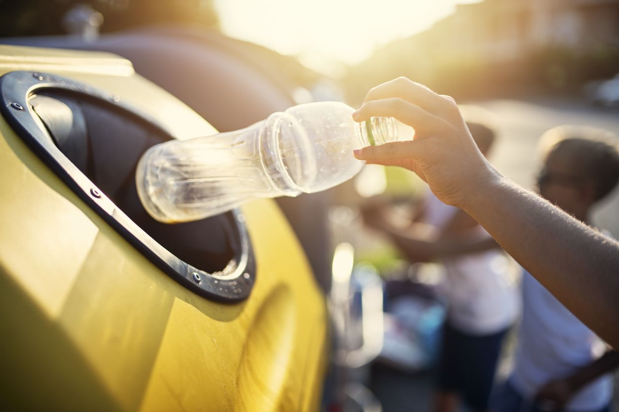 La mayor parte del PET recuperado de las botellas de plástico usadas se utiliza en otros de calidad inferior.