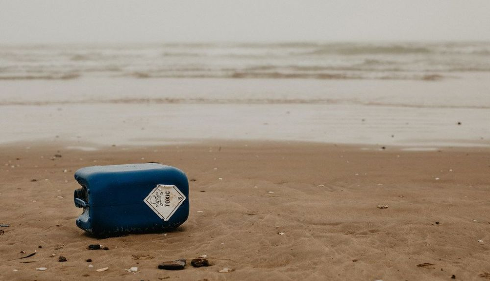 Residuos tóxicos en una bonita playa Residuos tóxicos en una bonita playa