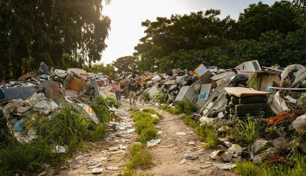 Los desechos de aparatos electrónicos viejos son la basura doméstica que más rápidamente crece en el mundo. Los desechos de aparatos electrónicos viejos son la basura doméstica que más rápidamente crece en el mundo.