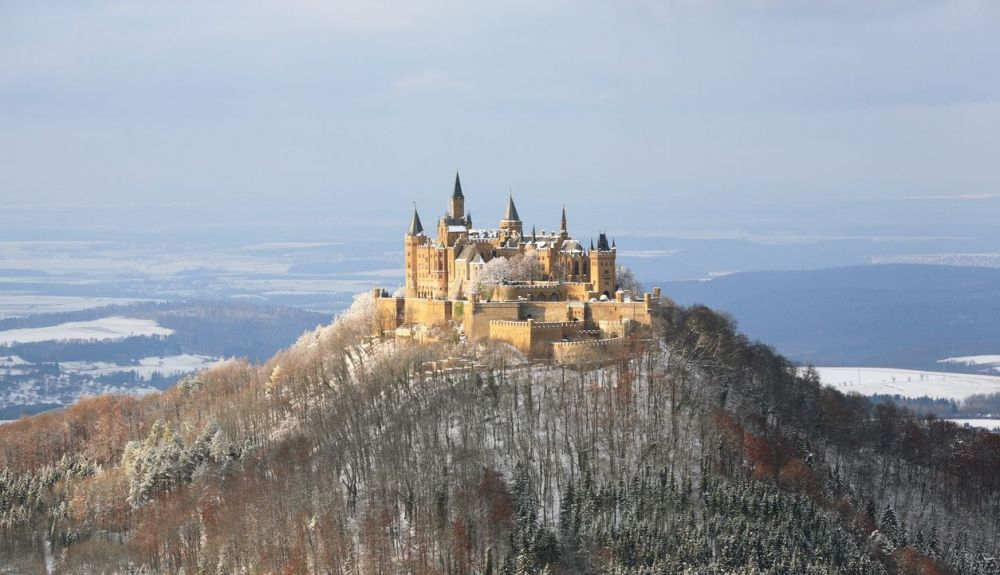 El Castillo Hohenzollern se encuentra en una espectacular ubicación. El Castillo Hohenzollern se encuentra en una espectacular ubicación.