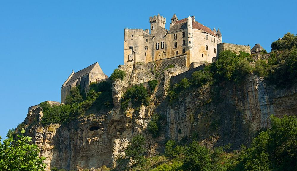 El Castillo de Beynac es un castillo situado en el municipio de Beynac et Cazenac, en el departamento de Dordoña, de Francia El Castillo de Beynac es un castillo situado en el municipio de Beynac et Cazenac, en el departamento de Dordoña, de Francia