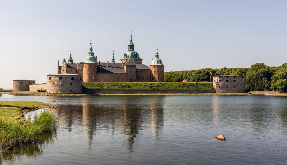 El legendario castillo de Kalmar, que data de hace 800 años, alcanzó su diseño actual durante el siglo XVI. El legendario castillo de Kalmar, que data de hace 800 años, alcanzó su diseño actual durante el siglo XVI.